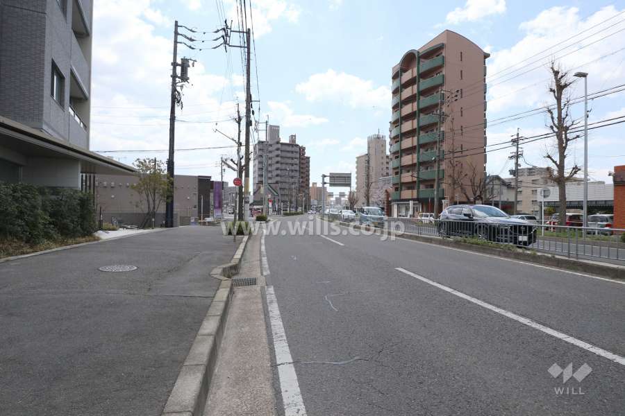 敷地の北側前面道路（東側から）