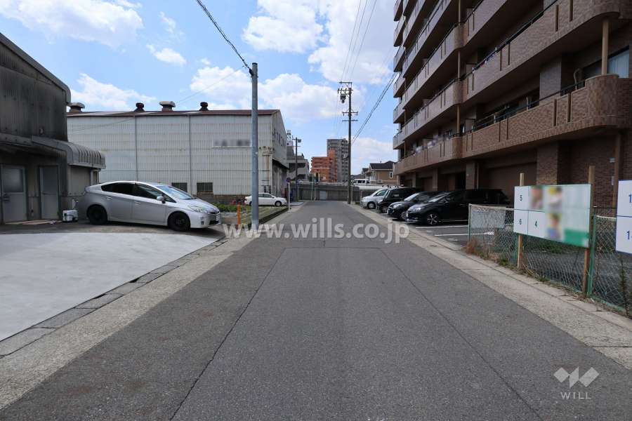 敷地の南側前面道路（東側から）