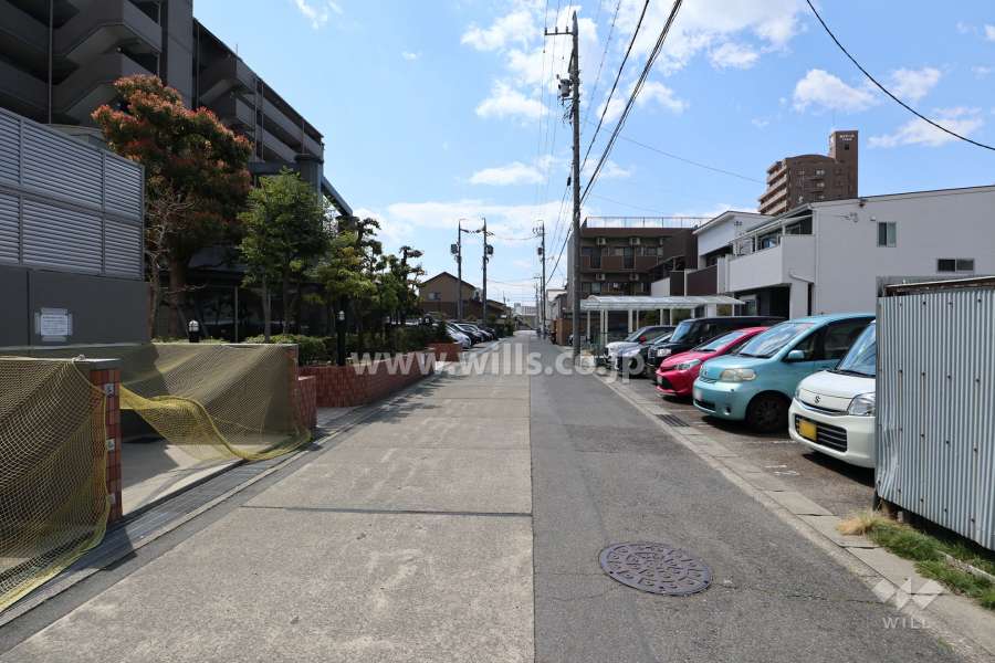 敷地東側の前面道路（南側から）