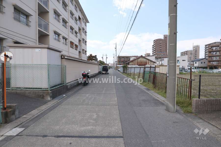 敷地北側の前面道路（東側から）