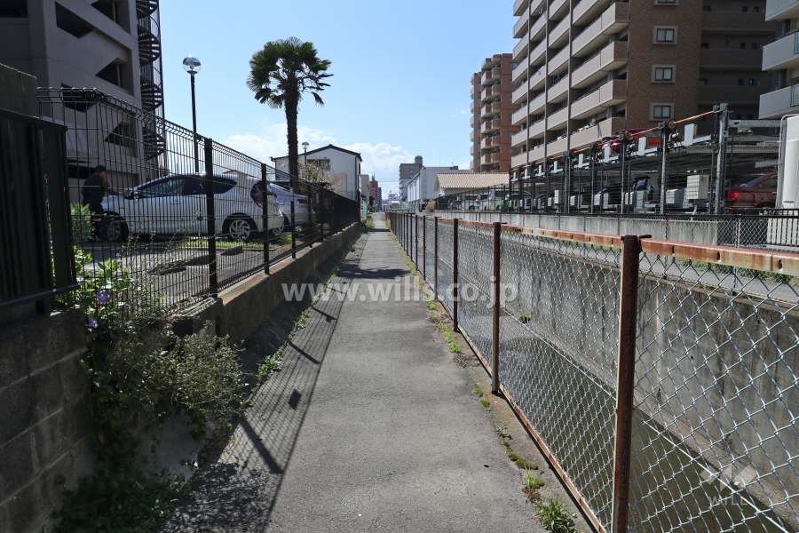 敷地北側の前面道路（東側から）