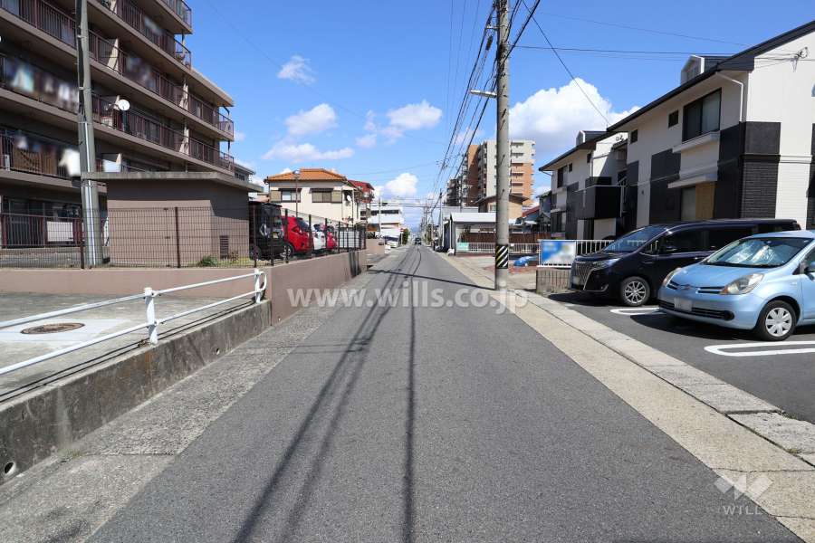 敷地南側の前面道路（西側から）