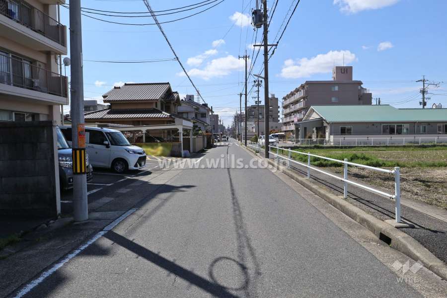敷地北側の前面道路（東側から）
