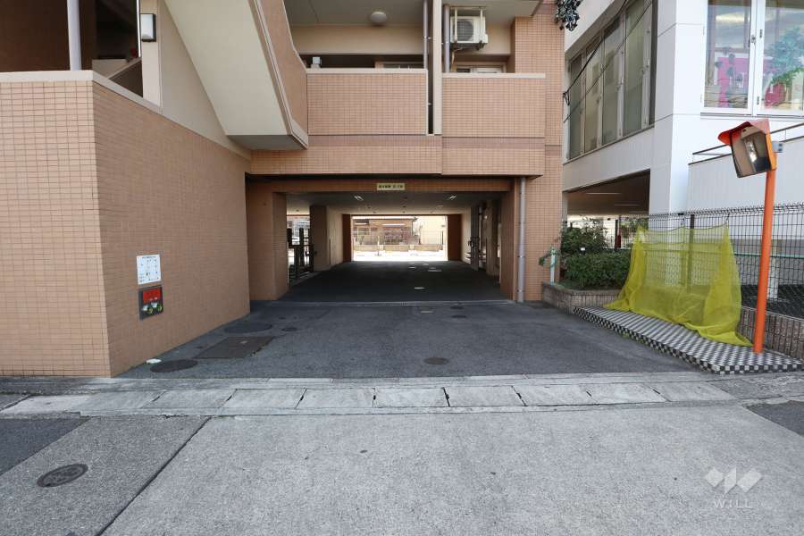 駐車場出入り口