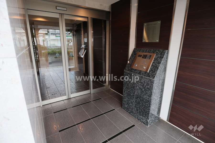 エントランスはオートロック付きです。