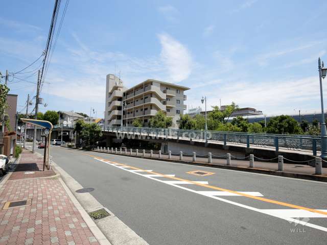 コンドミニアム千里南の遠景。敷地西側には『吹田市立 総合運動場』があります。
