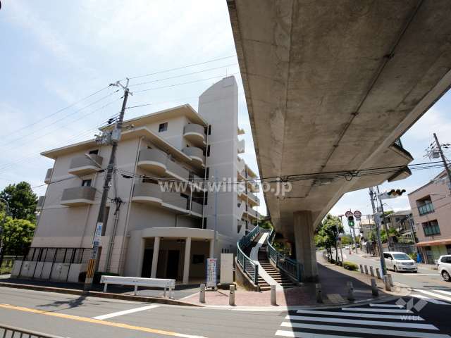 敷地北側には陸橋（歩道）があります。