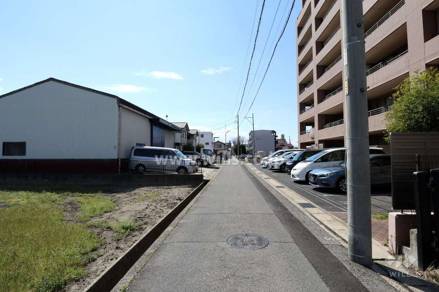 敷地南側の前面道路（東側から）