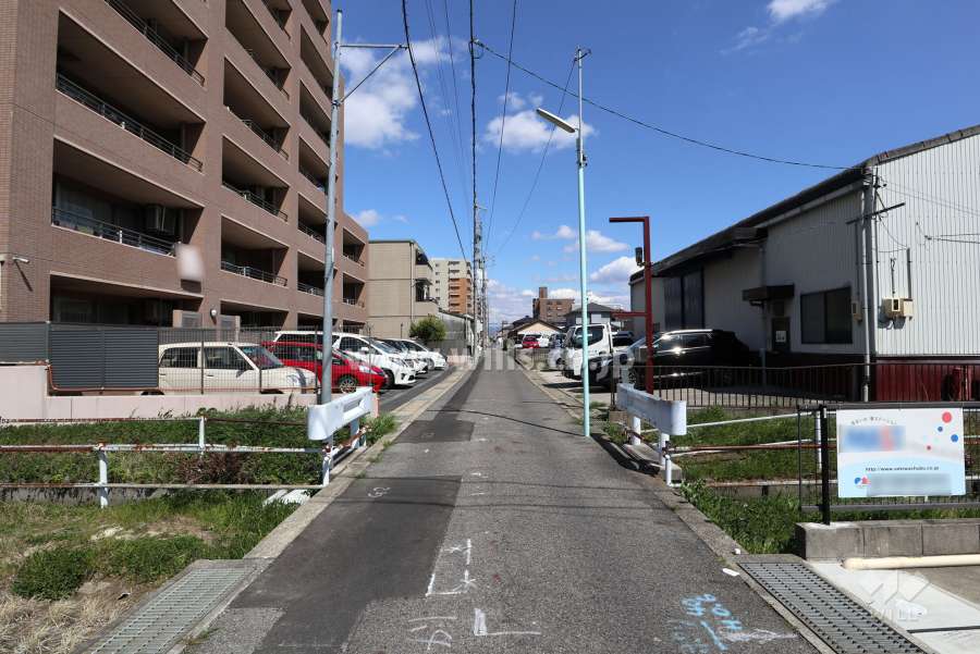敷地南側の前面道路（西側から）