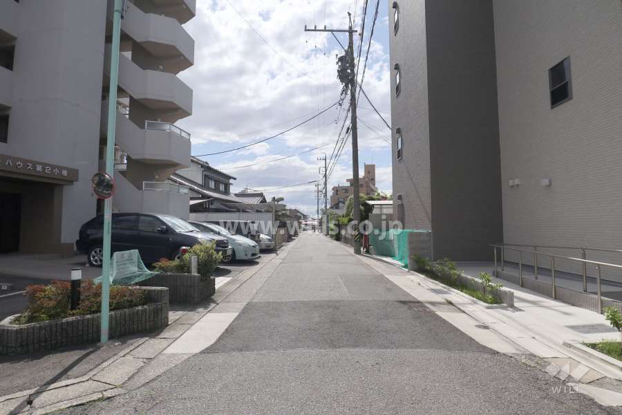 敷地北側の前面道路（東側から）