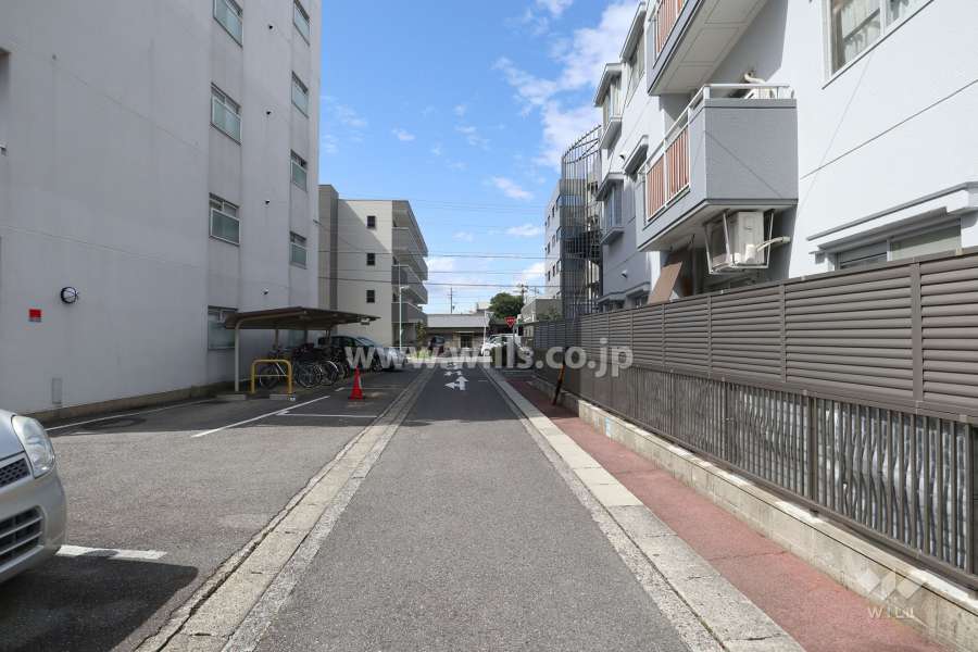 敷地東側の前面道路（南側から）