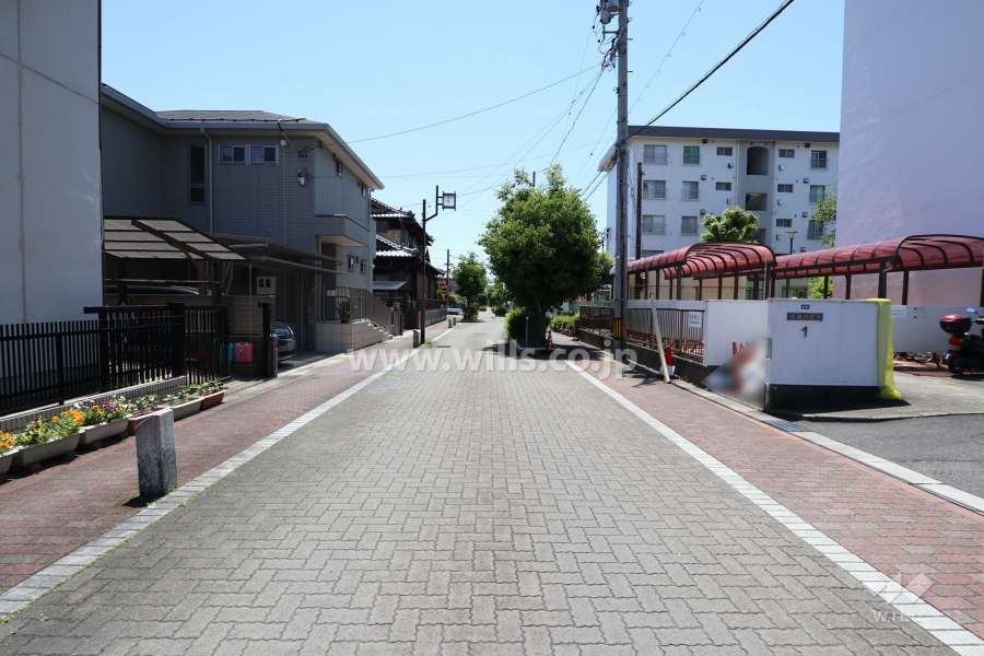 敷地東側の前面道路（北側から）