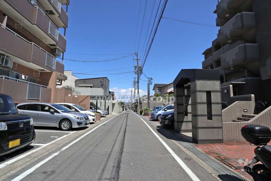 敷地北側の前面道路。一方通行の通りです。