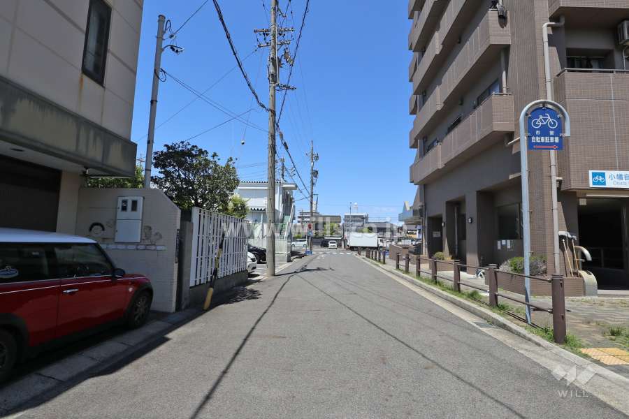 敷地西側の前面道路（南側から）