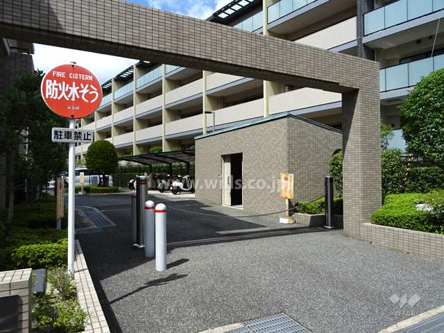 駐車場出入り口（ロボットゲート付き）
