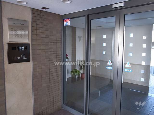 エントランスはオートロック付きです。