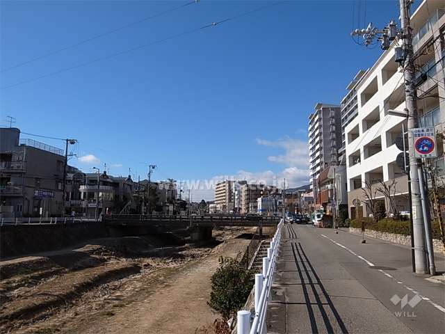 敷地の南側には仁川が流れ、開放感があります。