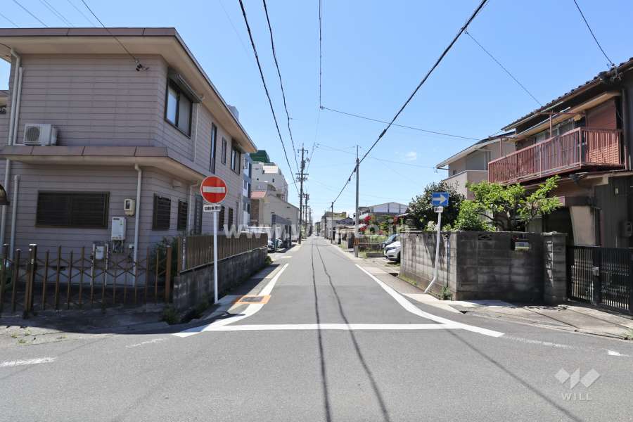 敷地北側の前面道路。一方通行の道路です。