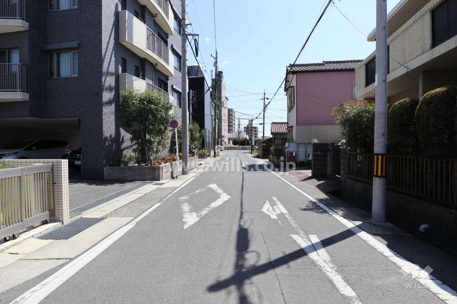 敷地東側の前面道路（北側から）
