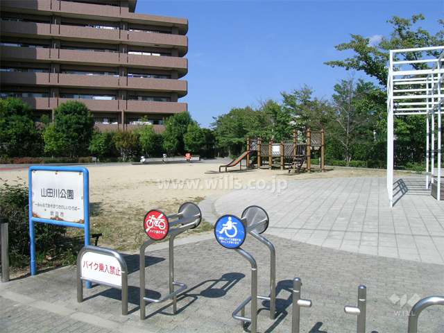 敷地の南東側は公園に隣接しています。