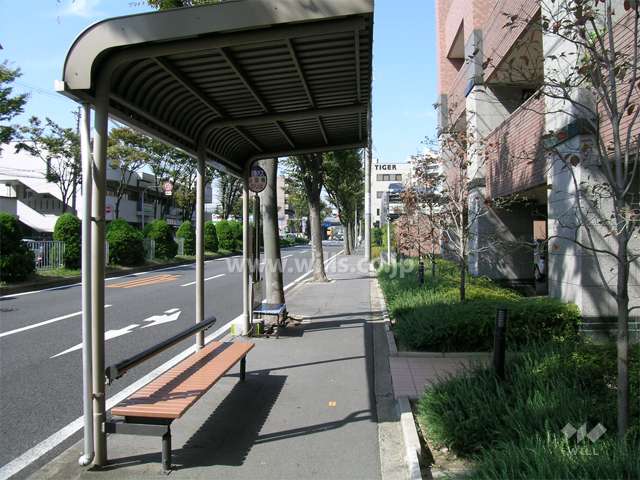 エントランスの前にあるバス停