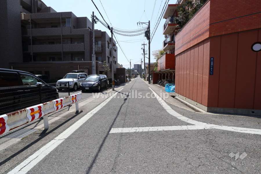 敷地北側の前面道路（東側から）