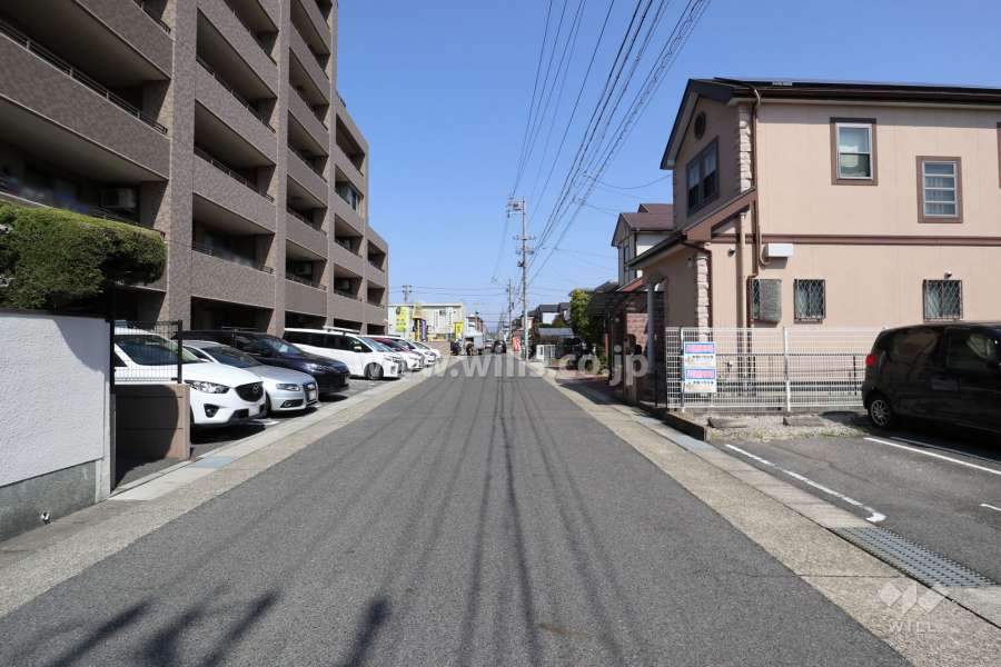 敷地南側の前面道路（東側から）