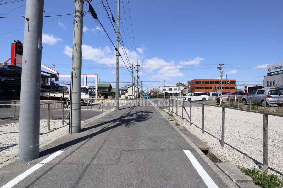 敷地東側の前面道路（南側から）