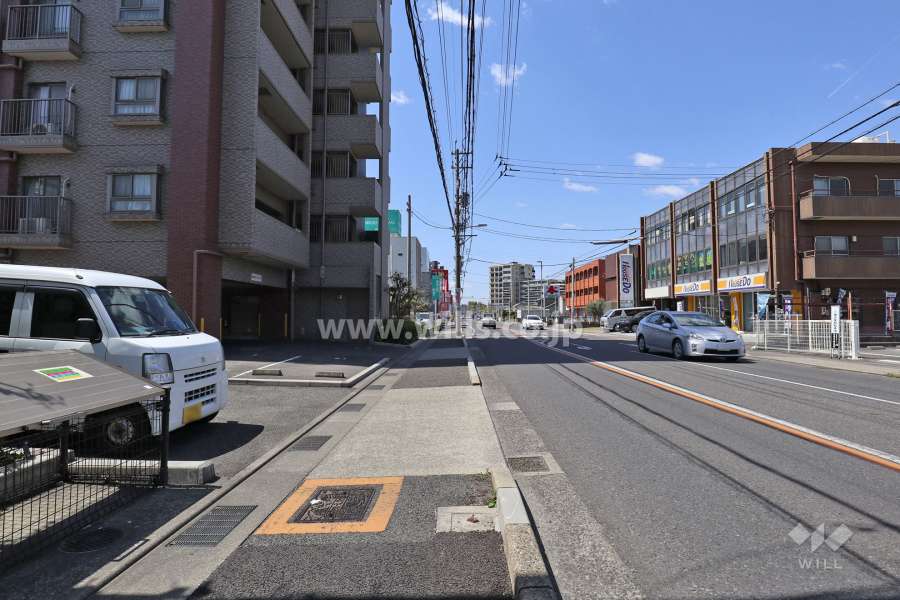 敷地北側の前面道路（東側から）