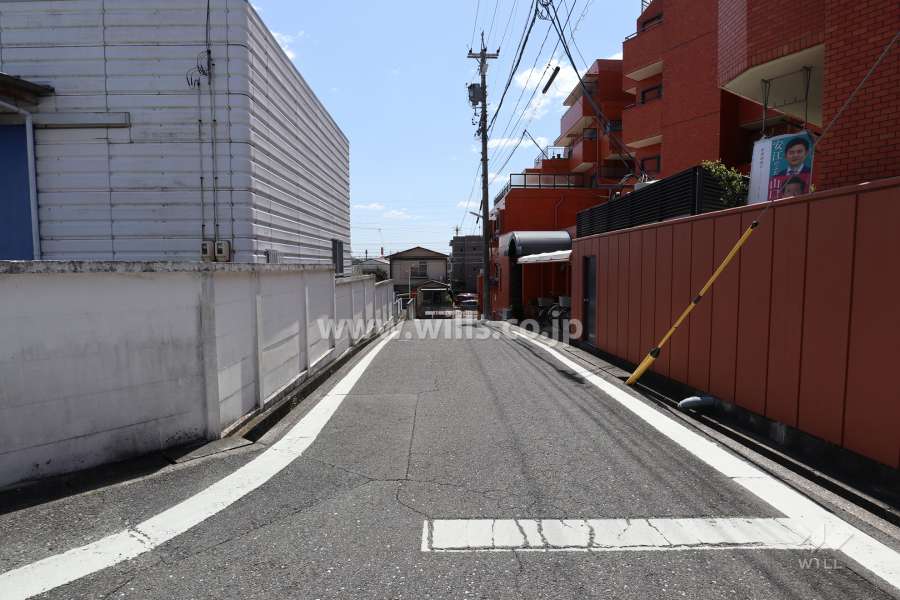 敷地東側の前面道路（北側から）