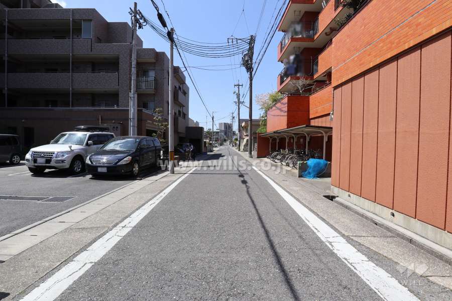 敷地南側の前面道路（東側から）