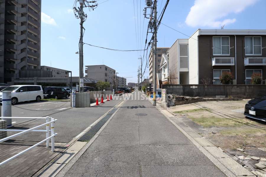 敷地の北側前面道路（東側から）