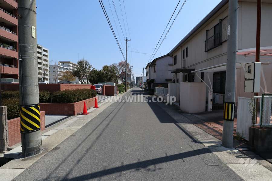 敷地の南側前面道路（西側から）