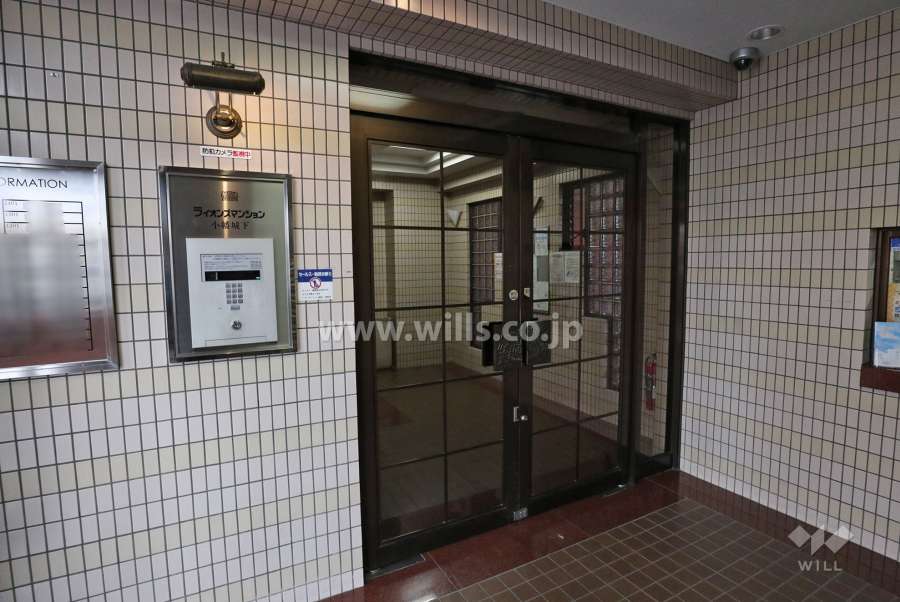 エントランスはオートロック付きです。