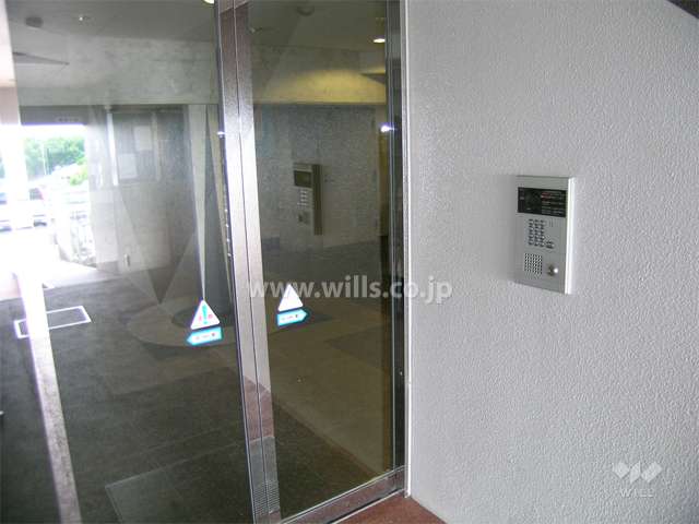 エントランスはオートロック付きです。