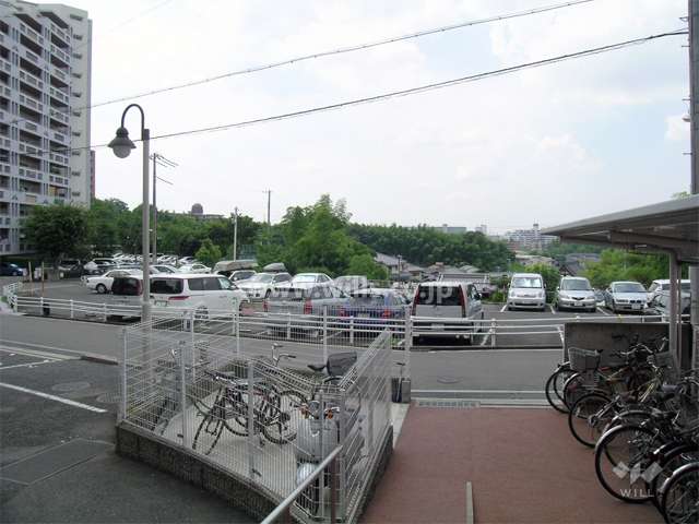 周辺は高台の緑豊かな住宅地です。