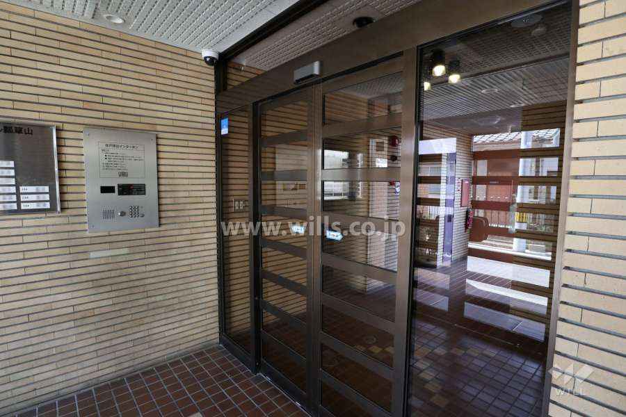 エントランスはオートロック付きです。