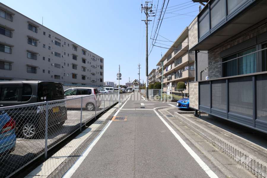 敷地の北側前面道路（東側から）