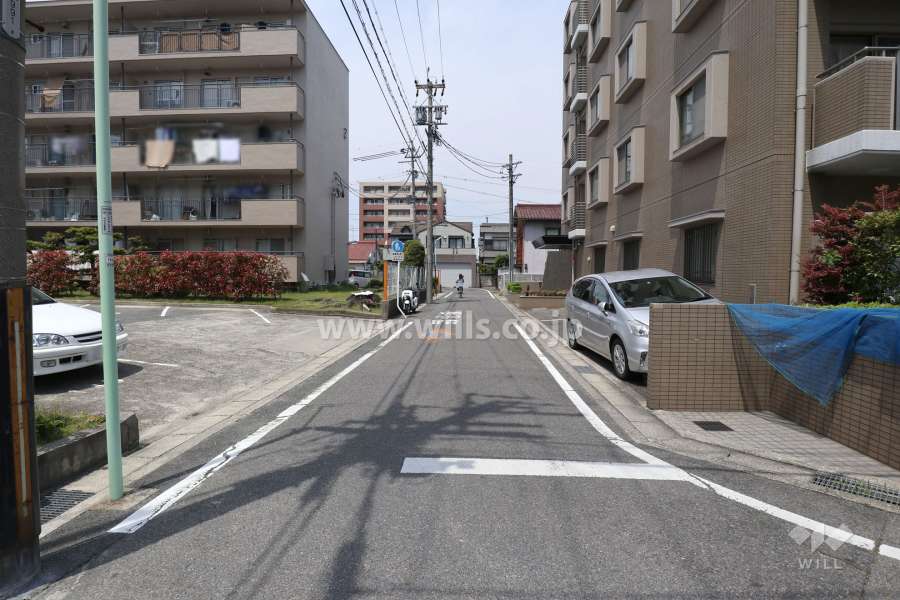 敷地西側の前面道路（南側から）