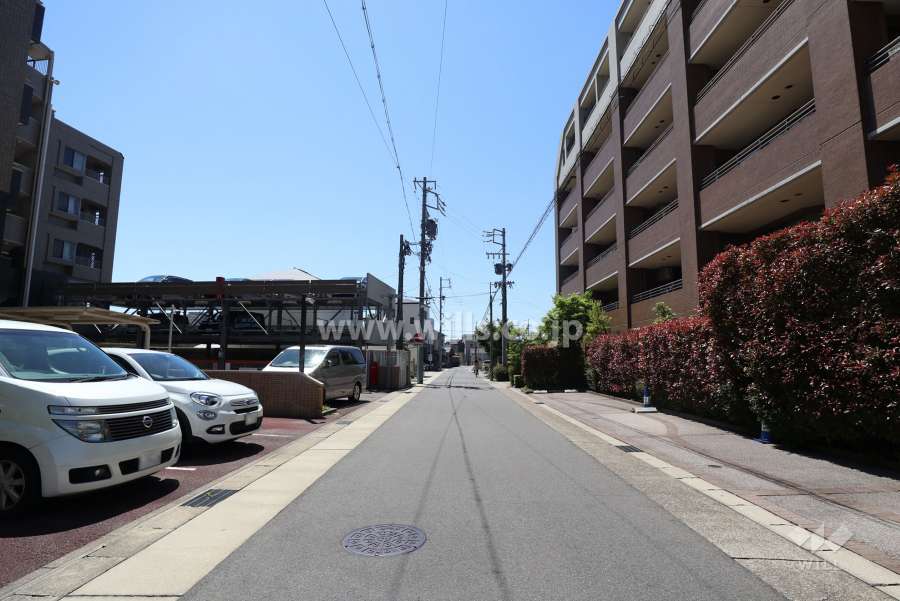 敷地南側の前面道路（東側から）