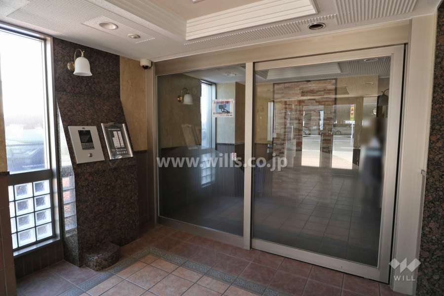 エントランスはオートロック付きです。