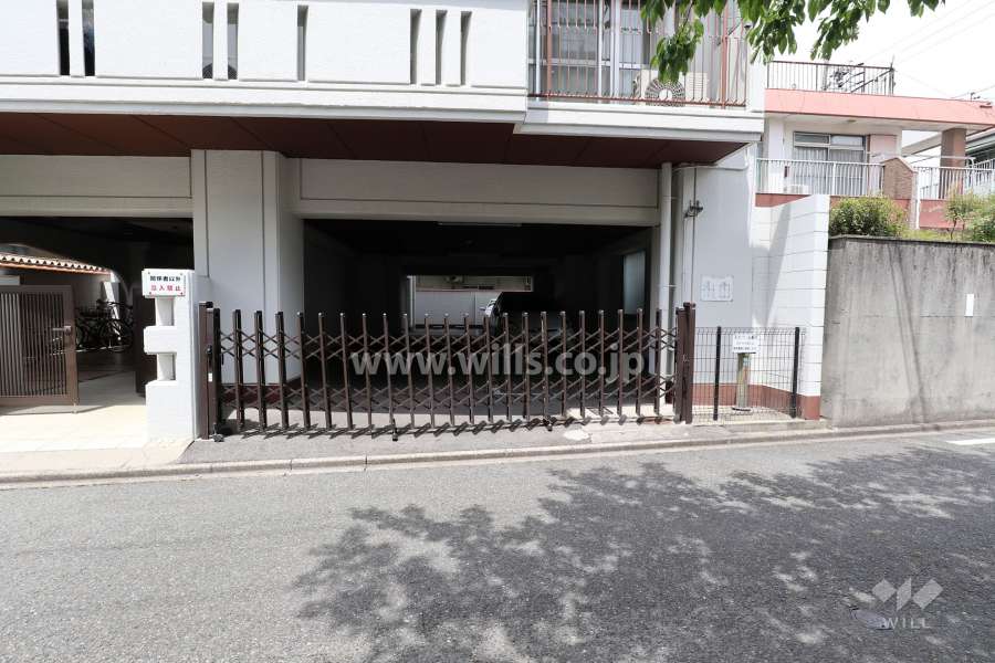 駐車場出入り口（ゲート付き）