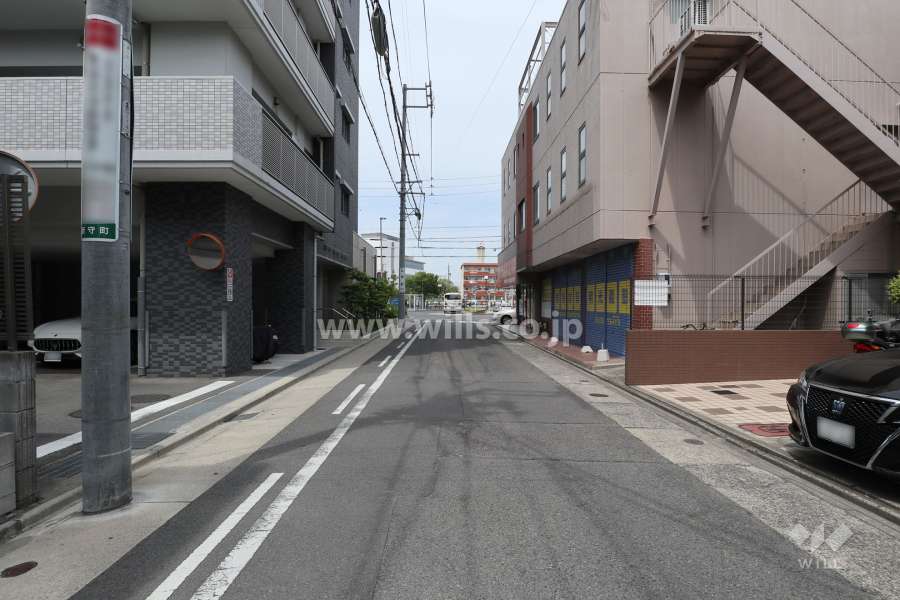 敷地東側の前面道路（南側から）