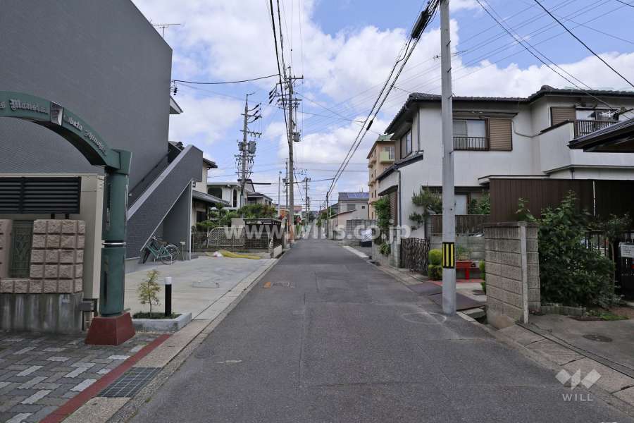 敷地の東側前面道路（南側から）