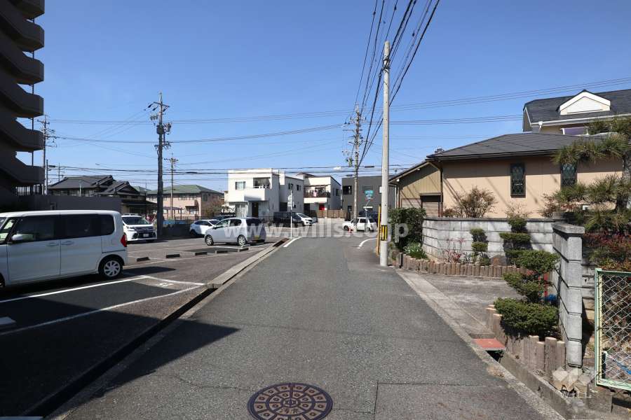 敷地の北東側前面道路（南東側から）