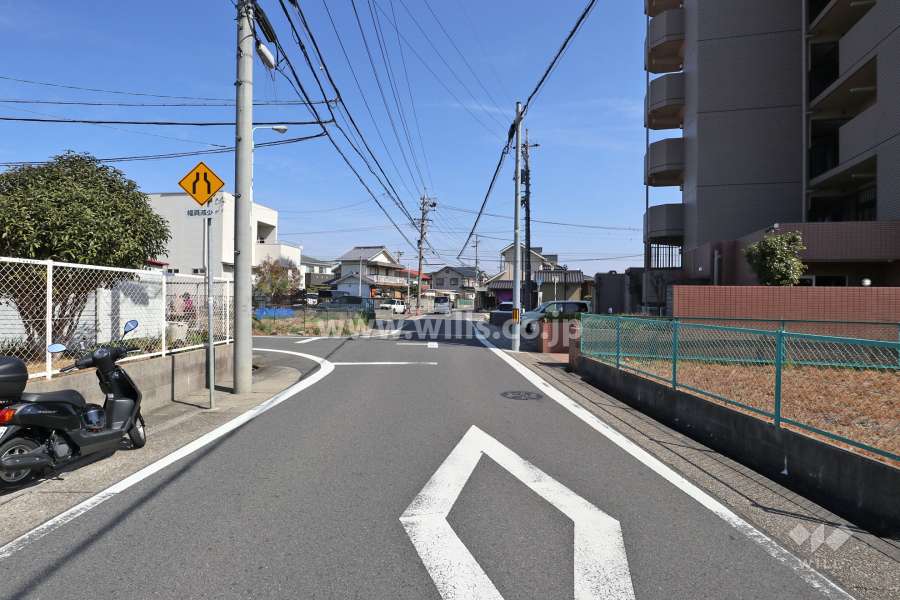 敷地の北側前面道路（西側から）