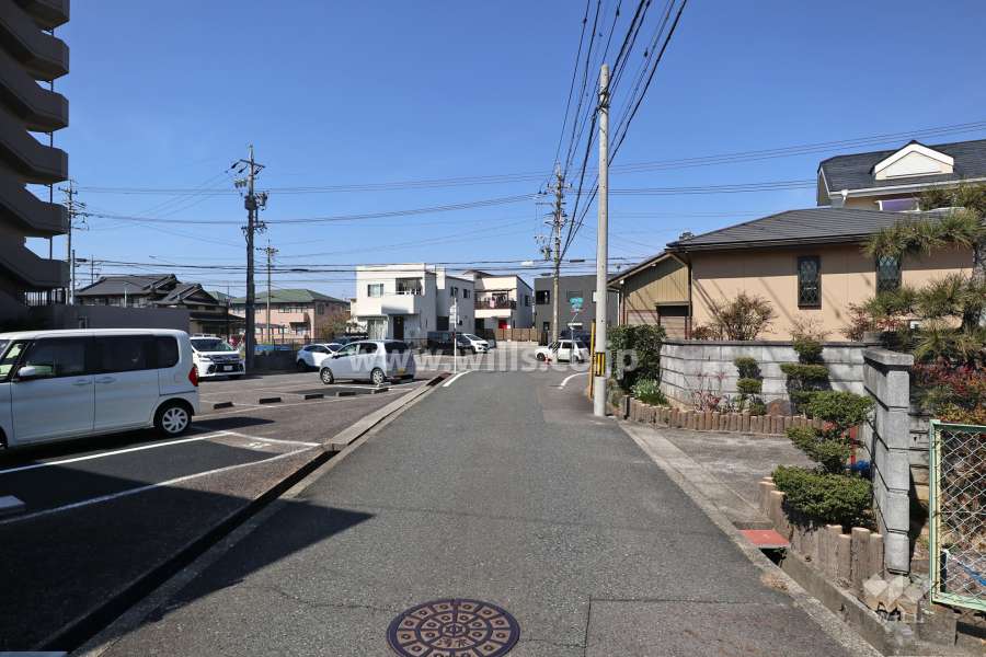 敷地の北東側前面道路（南東側から）
