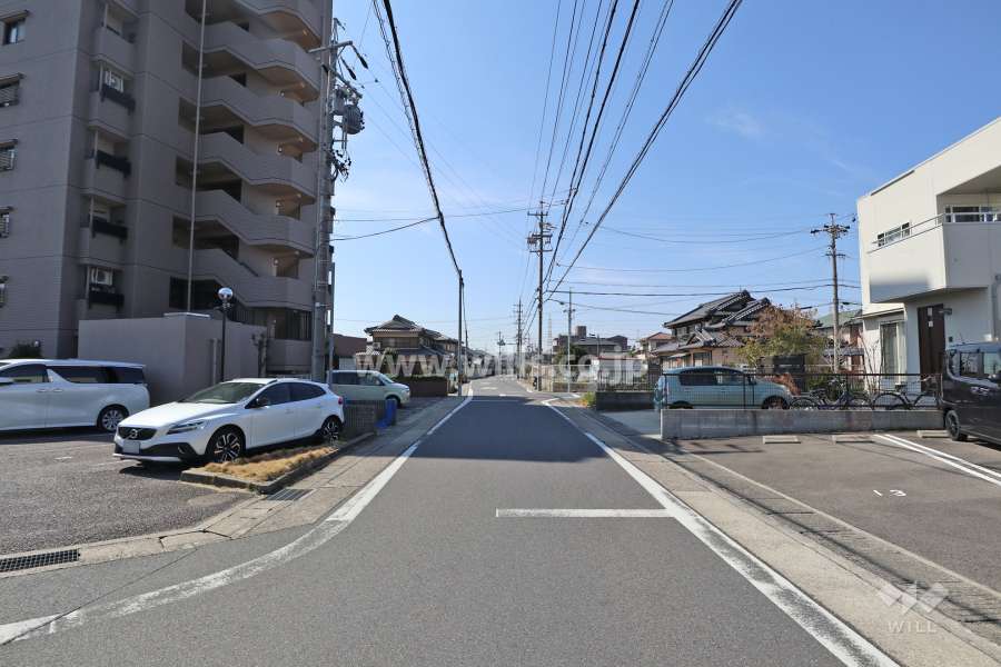 敷地の北側前１面道路（東側から）