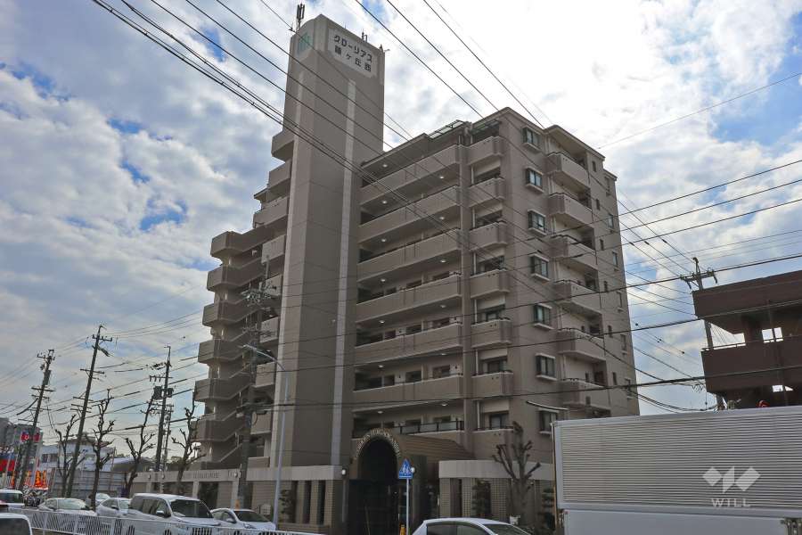 敷地北側前面道路は「出来町通」と呼ばれる県道215線です。