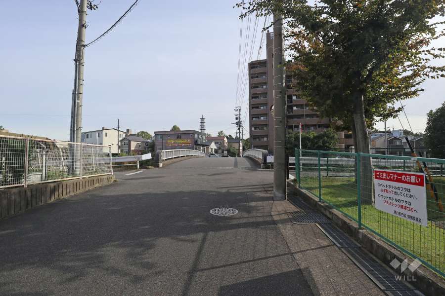 敷地東側の前面道路（北西側から）